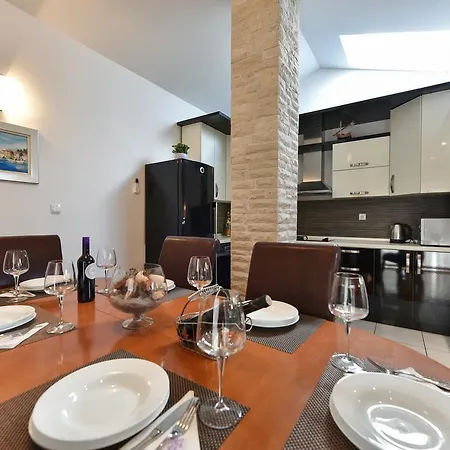 Luxury Sandra Daire