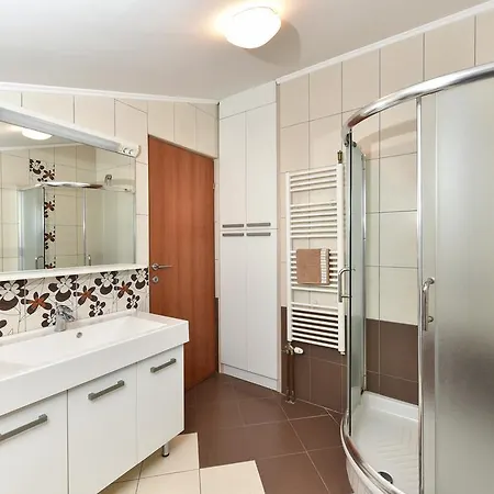 Luxury Sandra Daire