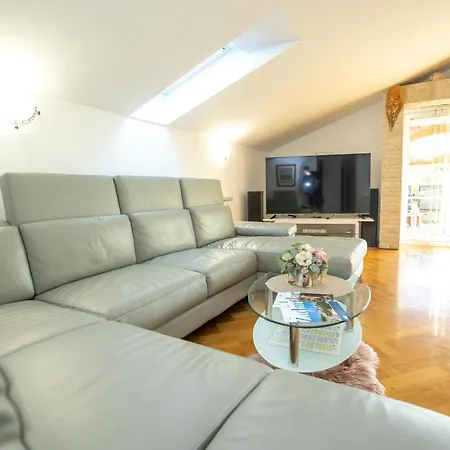 Luxury Sandra *