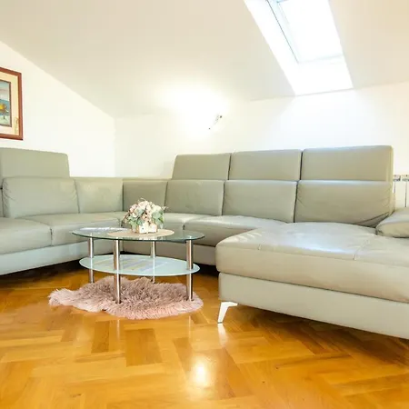 Luxury Sandra *